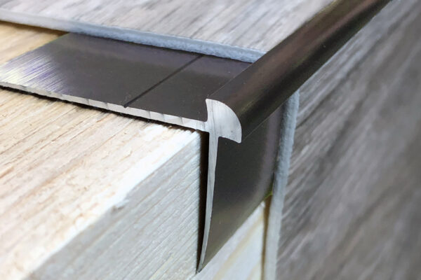 LVT 347 - 5MM NO-LIP STAIR NOSING 80° ANGLE - Image 2